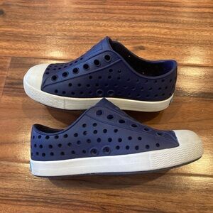 Native Jefferson Toddler SZ C7 Navy Blue White Slip-On Water Shoes Unisex